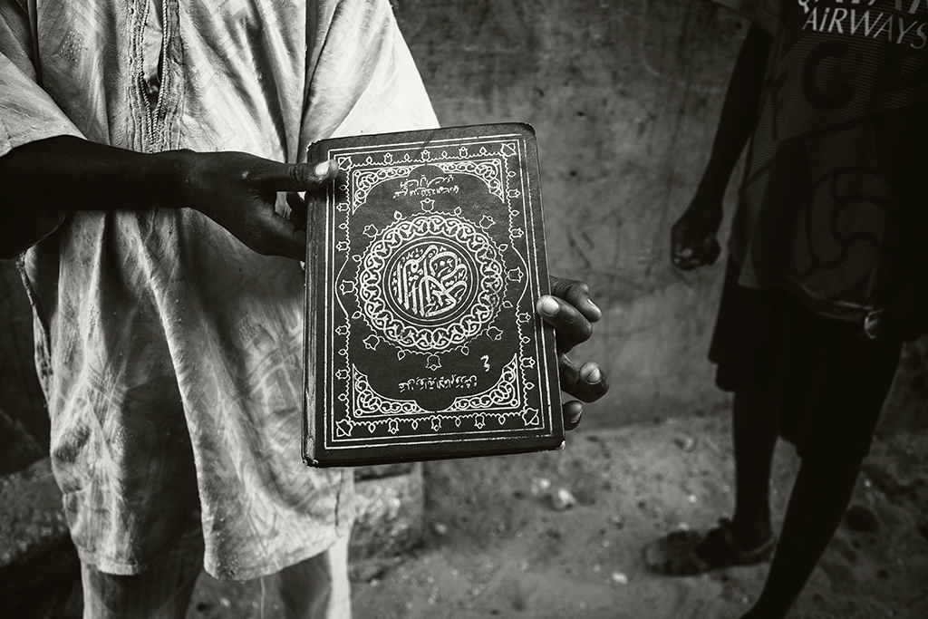 Talibés. The daaras, Quranic schools, spread through Senegal, and generally throughout Africa. They are centers of study of the Qur'an, where students, called talibés, memorize it through the repetition of their verses, under the watchful eye of Marabu,
